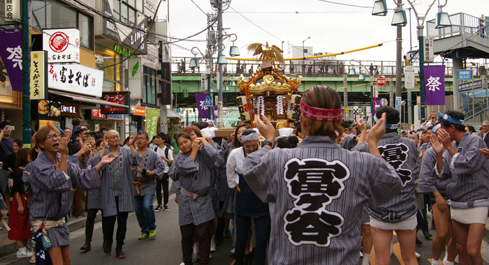 代々木八幡駅前には四時頃、次々とお神輿が集結。こちらは「富ヶ谷親和会」