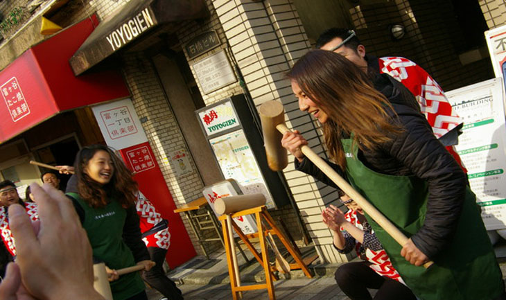 東京フェニックスの彼女たちも餅つきを体験して頂きます