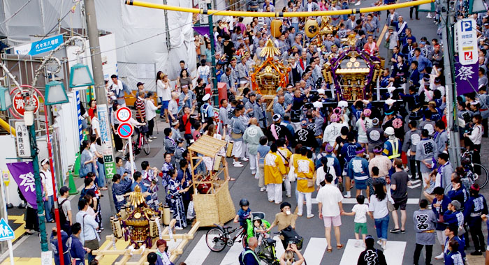 2019年:宮入を終えたお神輿たちが代々木八幡駅前に集結